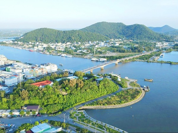 Phường Hà Tiên có đường bờ biển, đầm..., thuận lợi khai thác thủy sản, du lịch biển. Ảnh: DANH THÀNH