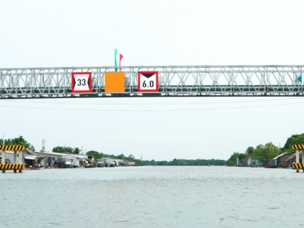 Cầu bắc qua sông Giang Thành, nối tổ 3 và tổ 8 của khu phố V - Đông Hồ, phường Hà Tiên, rút ngắn khoảng cách và thời gian đi lại cho người dân xóm Cừ Đứt. Ảnh: DANH THÀNH