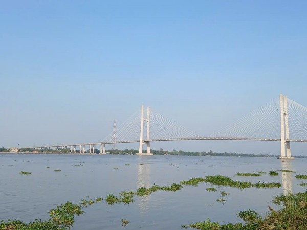 Cầu Vàm Cống kết nối An Giang - Đồng Tháp, đưa nông sản, hàng hóa của nông dân trong tỉnh ra bên ngoài tiêu thụ. Ảnh: MINH HIẾN